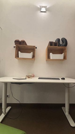 Escritorio elevable blanco con botón