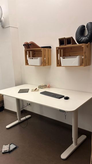 Escritorio elevable blanco con botón