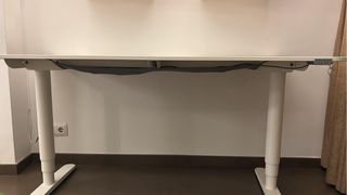 Escritorio elevable blanco con botón