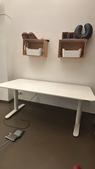 Escritorio elevable blanco con botón