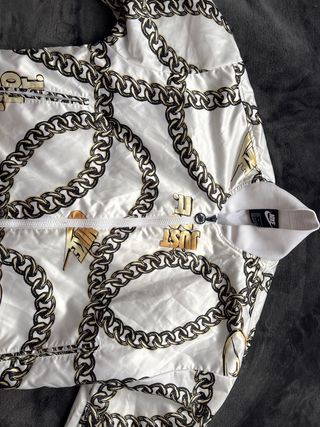 Chaqueta Nike blanca con cadenas doradas