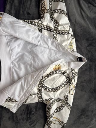 Chaqueta Nike blanca con cadenas doradas