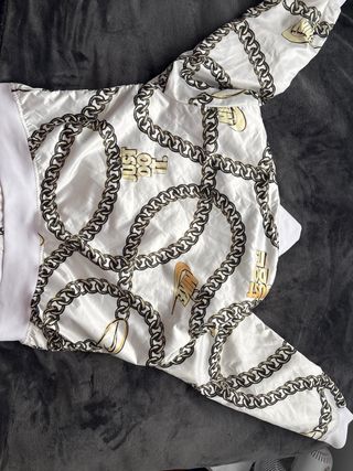 Chaqueta Nike blanca con cadenas doradas