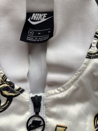 Chaqueta Nike blanca con cadenas doradas