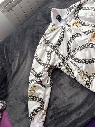 Chaqueta Nike blanca con cadenas doradas