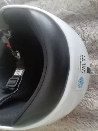 Casco moto infantil blanco con visera.