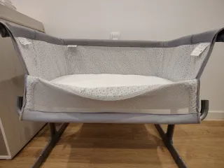 Minicuna colecho Chicco Next2me gris