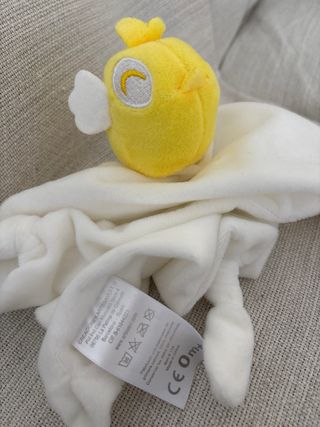 Dou dou pollo amarillo con manta blanca