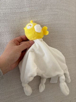 Dou dou pollo amarillo con manta blanca