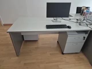 Escritorio de oficina con cajones