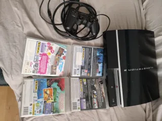 PlayStation 3 con mando y 4 juegos