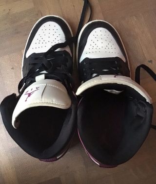 Air Jordan 1 Mid SE Negro Rosa