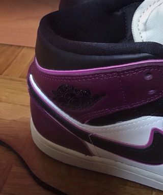 Air Jordan 1 Mid SE Negro Rosa