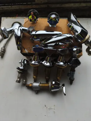 Lote grifería modelos antiguos