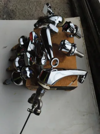 Lote grifería modelos antiguos