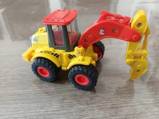 Escavatore giocattolo giallo e rosso