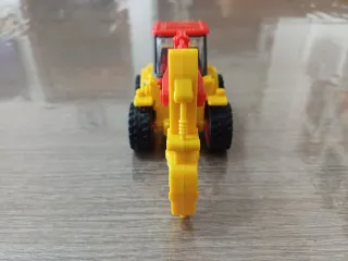 Escavatore giocattolo giallo e rosso