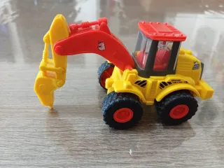 Escavatore giocattolo giallo e rosso