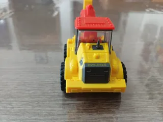 Escavatore giocattolo giallo e rosso