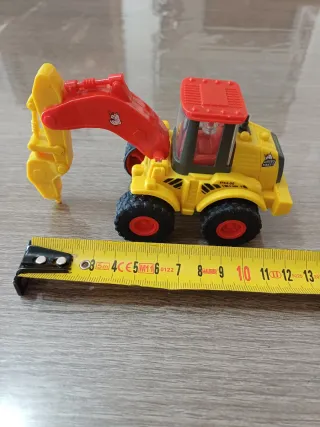 Escavatore giocattolo giallo e rosso