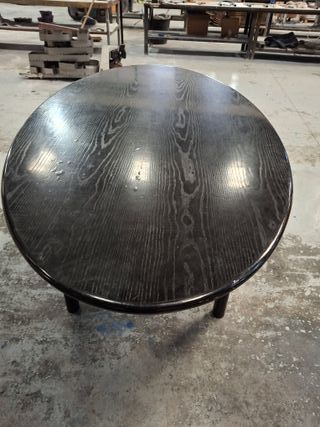 Mesa ovalada de madera oscura