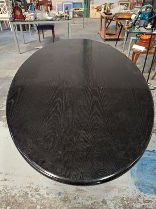 Mesa ovalada de madera oscura