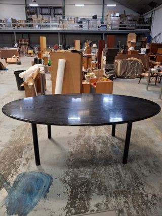 Mesa ovalada de madera oscura