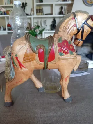 Caballo de madera antiguo decorado