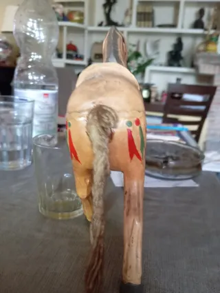 Caballo de madera antiguo decorado