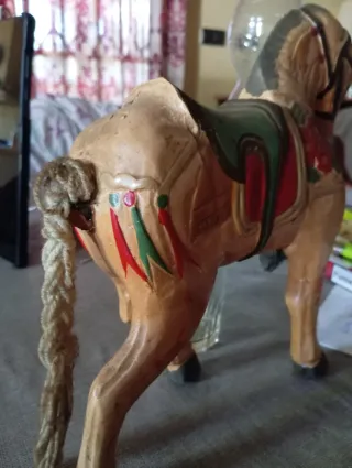 Caballo de madera antiguo decorado