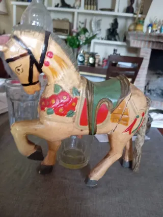 Caballo de madera antiguo decorado