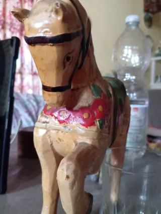 Caballo de madera antiguo decorado