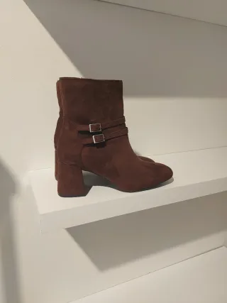 Botas marrones de ante con hebillas