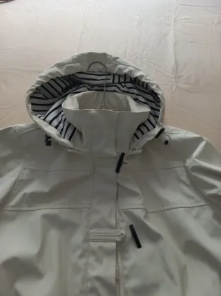 Chubasquero blanco con rayas