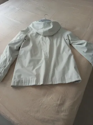 Chubasquero blanco con rayas