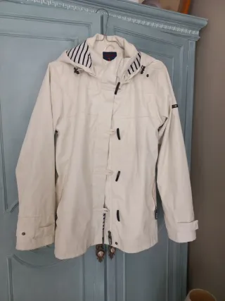 Chubasquero blanco con rayas