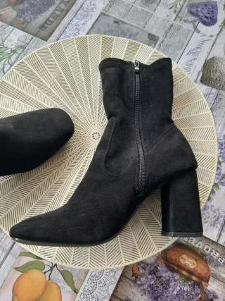 Stivali con tacco neri in velluto. Ottime condizio