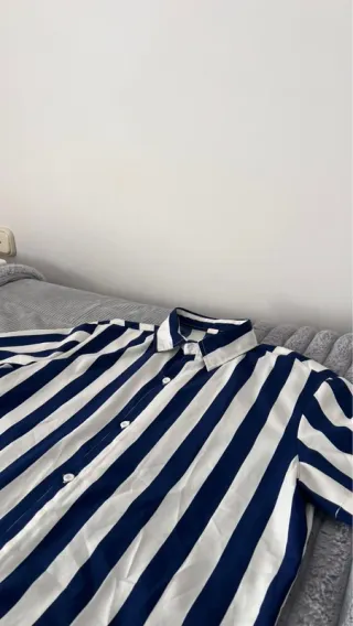 Camisa de rayas azul y blanca