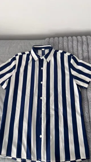 Camisa de rayas azul y blanca