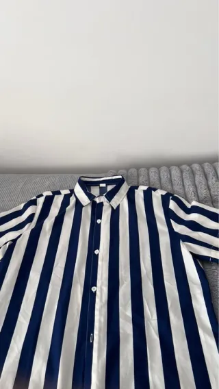 Camisa de rayas azul y blanca