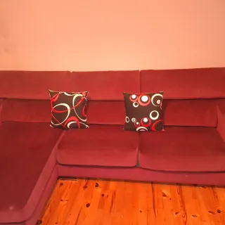 Sofá modular rojo con cojines