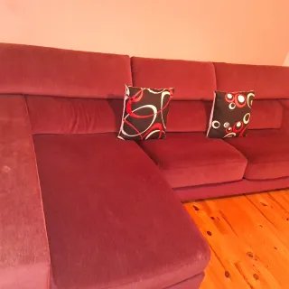 Sofá modular rojo con cojines