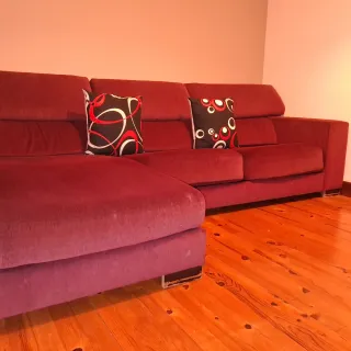 Sofá modular rojo con cojines