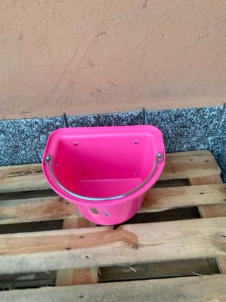 Mangiatoia per cavalli rosa