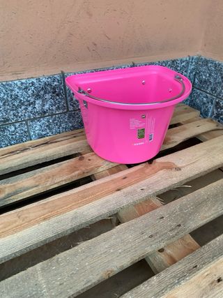 Mangiatoia per cavalli rosa