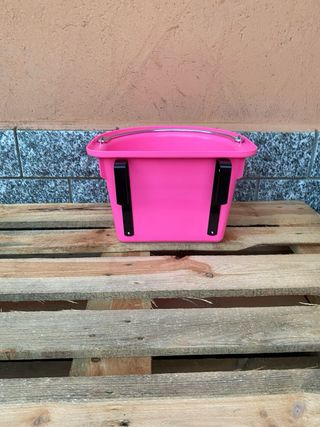 Mangiatoia per cavalli rosa