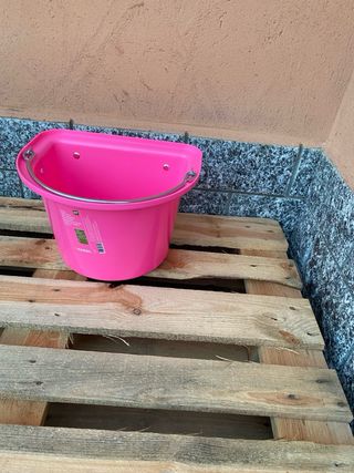 Mangiatoia per cavalli rosa