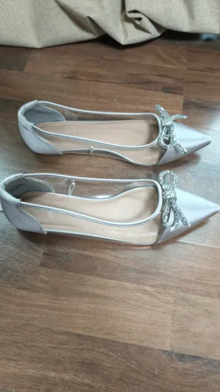Zapatos planos plateados Primark con lazo