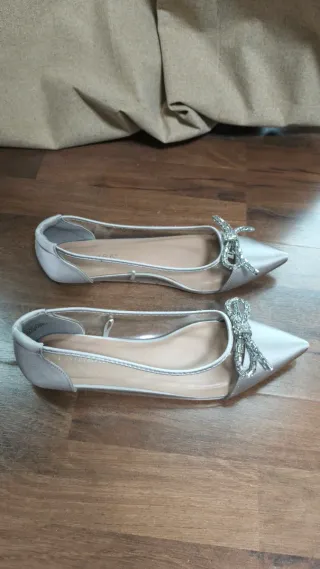 Zapatos planos plateados Primark con lazo