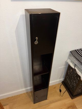 Mueble estrecho de madera oscuro